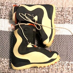 Salomon snow boarding boots